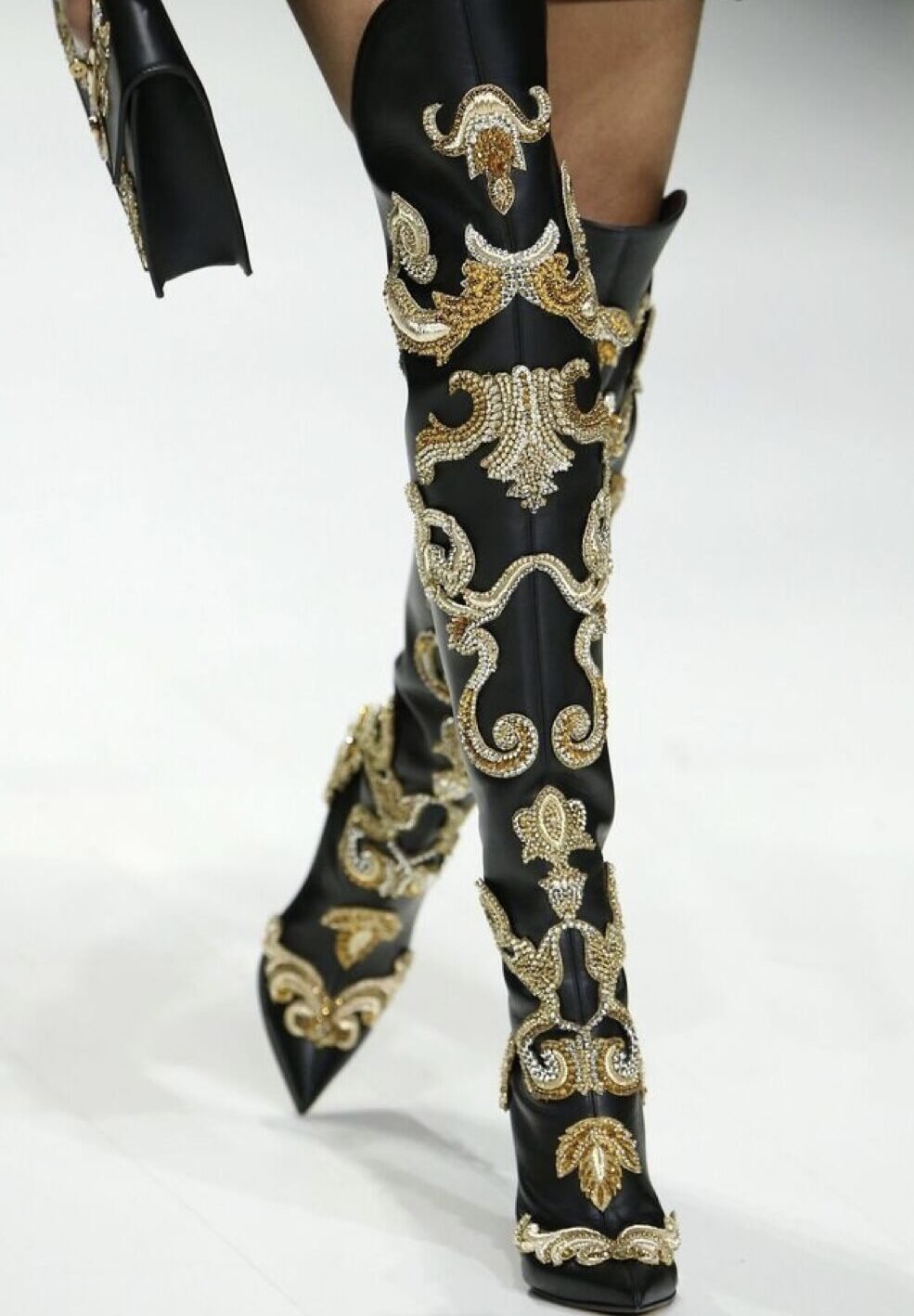 Bottes cuissardes - cuir noir motif orné doré